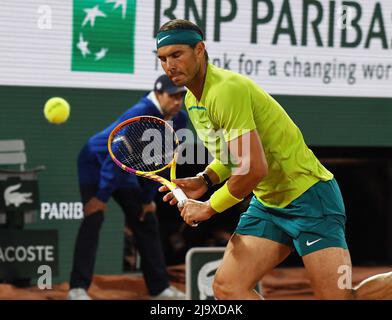 Paris, Frankreich. 25.. Mai 2022. Roland Garros Paris French Open 2022 Day 4 26052022 Rafa Nadal (ESP) im zweiten Runde Spiel mit Corentin Moutet (FRA) Credit: Roger Parker/Alamy Live News Stockfoto