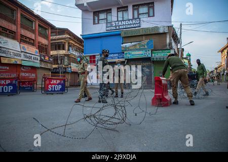 Srinagar, Indien. 24.. Mai 2022. Indische Regierungstruppen blockieren die Straße während eines Protestes gegen die Verurteilung des kaschmirischen Separatistenführers Yasir Malik. Das indische Gericht verurteilte den Führer zu lebenslanger Haft, nachdem er ihn des Terrorismus und der Aufruhr schuldig gesprochen hatte, die zu Zusammenstößen und einer teilweisen Schließung von Unternehmen im von Indien kontrollierten Teil des umstrittenen Kaschmirs geführt hatten. Kredit: SOPA Images Limited/Alamy Live Nachrichten Stockfoto