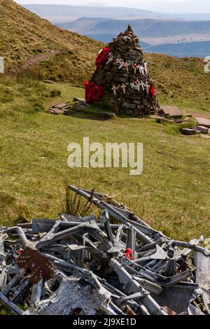 Wrack eines Bombers der Royal Canadian Air Force Wellington (R1465) auf einem abgelegenen walisischen Hügel. Stockfoto