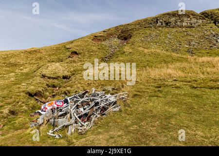 Wrack eines Bombers der Royal Canadian Air Force Wellington (R1465) auf einem abgelegenen walisischen Hügel. Stockfoto