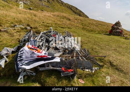 Wrack eines Bombers der Royal Canadian Air Force Wellington (R1465) auf einem abgelegenen walisischen Hügel. Stockfoto