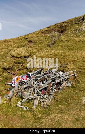 Wrack eines Bombers der Royal Canadian Air Force Wellington (R1465) auf einem abgelegenen walisischen Hügel. Stockfoto