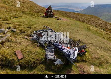 Wrack eines Bombers der Royal Canadian Air Force Wellington (R1465) auf einem abgelegenen walisischen Hügel. Stockfoto