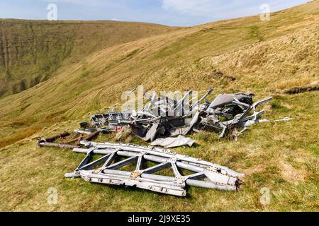 Wrack eines Bombers der Royal Canadian Air Force Wellington (R1465) auf einem abgelegenen walisischen Hügel. Stockfoto