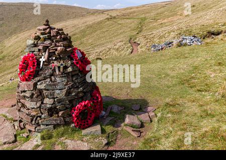 Wrack eines Bombers der Royal Canadian Air Force Wellington (R1465) auf einem abgelegenen walisischen Hügel. Stockfoto