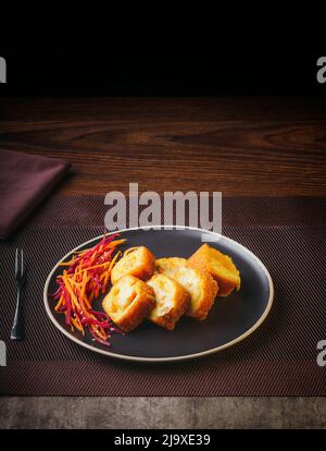 Teller mit japanischen Sushi-Rollen mit Thunfisch-, Krabben-, Lachs-, Aal- und Gratin-Rollen, auf einem schönen Tisch, Copy Space Stockfoto