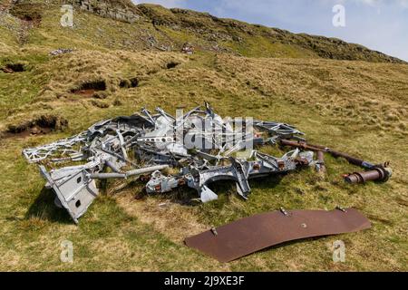 Wrack eines Bombers der Royal Canadian Air Force Wellington (R1465) auf einem abgelegenen walisischen Hügel. Stockfoto