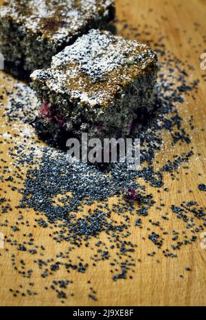 Food Hintergrund Mohnkuchen auf einem Holzbrett Stockfoto