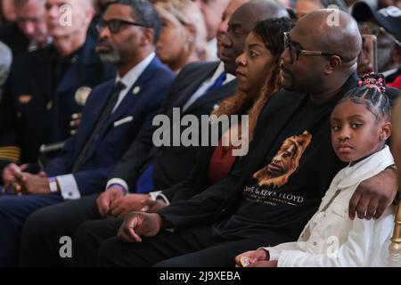 George Floyds Bruder Philonise Floyd (2. von rechts) und George Floyds Tochter Gianna Floyd (rechts) beobachten, wie Präsident Joe Biden einen historischen Executive Order unterzeichnet, um effektive, rechenschaftspflichtige Polizeiarbeit zu fördern und die öffentliche Sicherheit während einer Veranstaltung im East Room des Weißen Hauses in Washington zu stärken, DC am 25. Mai 2022. Foto von Oliver Contreras/UPI Credit: UPI/Alamy Live News Stockfoto