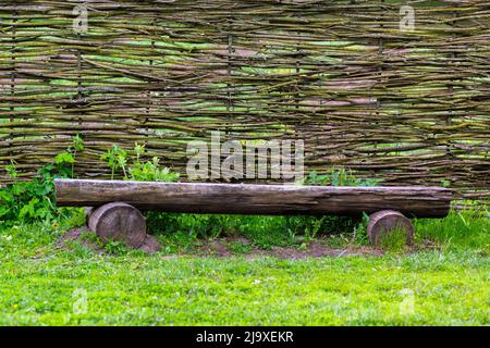 Horizontaler Wasserzaun mit Holzbank in der Nähe Stockfoto