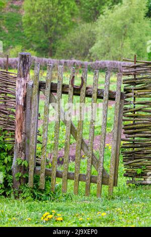 Horizontaler Wachzaun mit Wicket Stockfoto