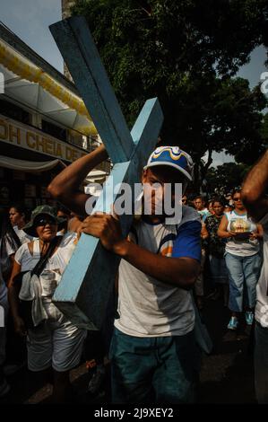 Eifrige Anhänger, die ihre Versprechen an Maria von Nazareth in Círio de Nazaré, der größten marianischen Prozession der Welt, einlösen. Belém, Pará, Amazon, Brasilien. 2005. Stockfoto