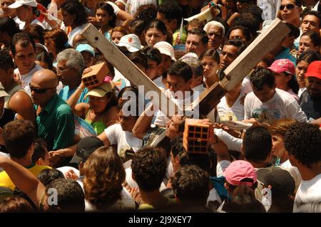 Eifrige Anhänger, die ihre Versprechen an Maria von Nazareth in Círio de Nazaré, der größten marianischen Prozession der Welt, einlösen. Belém, Pará, Amazon, Brasilien. 2005. Stockfoto