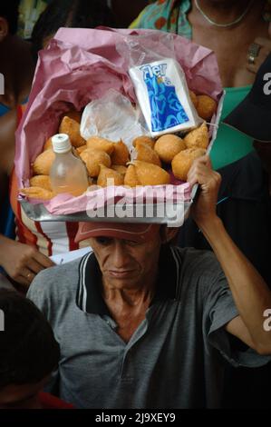 Straßenverkäufer, der in den Straßen von Belém, Pará, Brasilien, „Coxinhas“, brasilianische Hühnchen-Kroketten verkauft. Konzept für informelle Wirtschaft, informelle Arbeitsplätze. 2005. Stockfoto