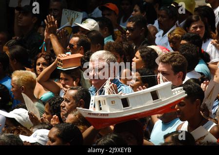 Eifrige Anhänger, die ihre Versprechen an Maria von Nazareth in Círio de Nazaré, der größten marianischen Prozession der Welt, einlösen. Belém, Pará, Amazon, Brasilien. 2005. Stockfoto