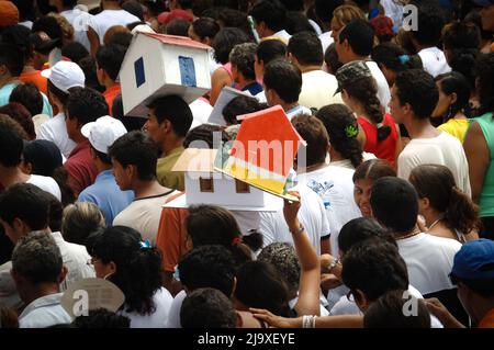 Pilger, die Maria von Nazareth ihre Versprechungen in Círio de Nazaré, der größten Marienprozession der Welt, überbringen. Belém, Pará, Amazon, Brasilien. 2005. Stockfoto