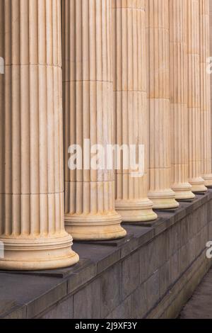 Viele alte griechische Spalten in einer Reihe. Stockfoto