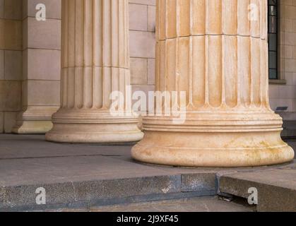 Viele alte griechische Spalten in einer Reihe. Stockfoto