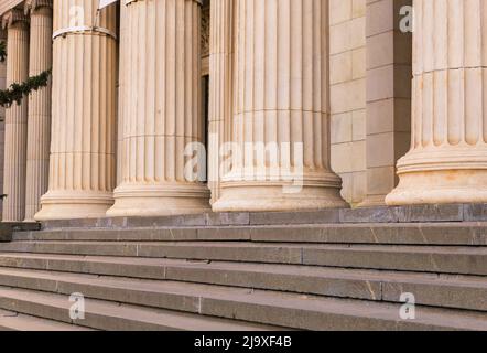 Viele alte griechische Spalten in einer Reihe. Stockfoto