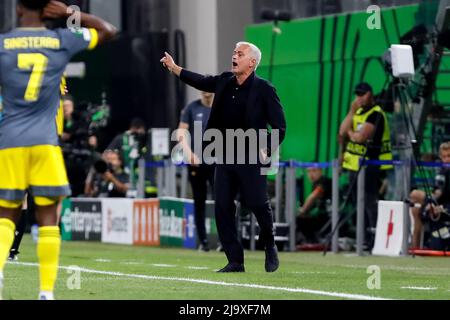 TIRANA, ALBANIEN - 25. MAI: Trainer Jose Mourino von AS Roma Gesten während des UEFA Europa Conference League Finale zwischen AS Roma und Feyenoord in der National Arena am 25. Mai 2022 in Tirana, Albanien (Foto von Nikola Krstic/Orange Picics) Kredit: Orange Pics BV/Alamy Live News Stockfoto