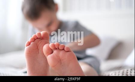 Nahaufnahme der Beine der Kinder mit den Füßen nach vorne Stockfoto