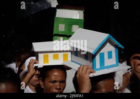 Eifrige Anhänger, die ihre Versprechen an Maria von Nazareth in Círio de Nazaré, der größten marianischen Prozession der Welt, einlösen. Belém, Pará, Amazon, Brasilien. 2010. Stockfoto