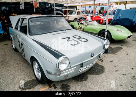 Oldtimer und Oldtimer, die während der jährlichen Reunion-Veranstaltungen der Car Week auf der Laguna Seca-Rennstrecke in Monterey, Kalifornien, startbereit sind. Stockfoto