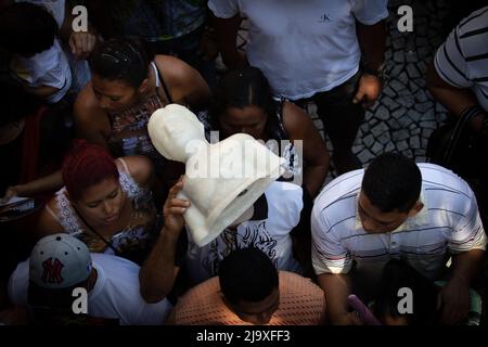 Eifrige Anhänger, die ihre Versprechen an Maria von Nazareth in Círio de Nazaré, der größten marianischen Prozession der Welt, einlösen. Belém, Pará, Amazon, Brasilien. 2015. Stockfoto