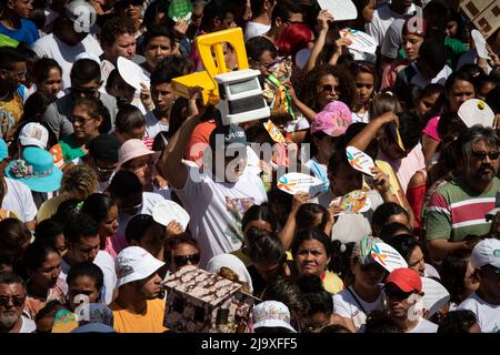 Eifrige Anhänger, die ihre Versprechen an Maria von Nazareth in Círio de Nazaré, der größten marianischen Prozession der Welt, einlösen. Belém, Pará, Amazon, Brasilien. 2015. Stockfoto