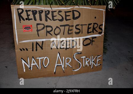 Auf einem Karton-Protestschild für Occupy Las Vegas, das Rechtschreibfehler enthält, steht: Verpreschte Demonstranten, die einen NATO-Luftangriff benötigen [sic]. Stockfoto