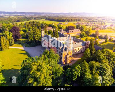 Schloss Sychrov bei Sonnenuntergang von oben Stockfoto