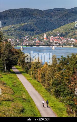 Panorama der Stadt Krems mit Radfahrern an der Donau in der Wachau, Niederösterreich, Österreich Stockfoto