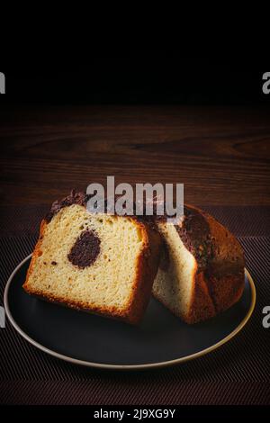 Hausgemachte Schokolade Marmorkuchen. Schokolade Vanille Pfannkuchen auf einem Teller auf einem feinen Tisch, feines Gebäck, Copy-Raum Stockfoto