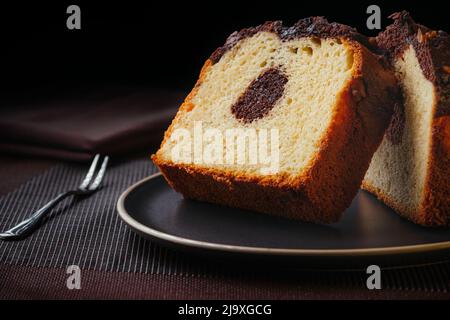 Hausgemachte Schokolade Marmorkuchen. Schokolade Vanille Pfannkuchen auf einem Teller auf einem feinen Tisch, feines Gebäck, Copy-Raum Stockfoto