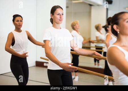 Frauen trainieren Ballettbewegungen im Trainingsraum Stockfoto