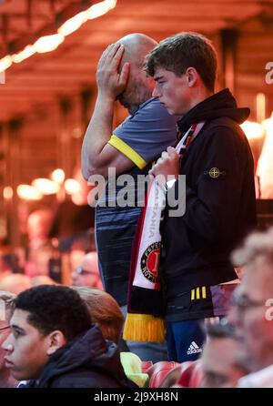 2022-05-25 22:55:29 ROTTERDAM (Neth.) - Supportes reagieren nach dem Spiel in De Kuip. Feyenoord überträgt das Finale der Conference League gegen AS Roma auf vier großen Leinwänden. ANP JEROEN PUTMANS niederlande Out - belgien Out Stockfoto