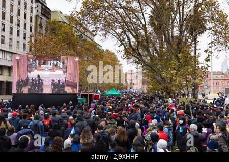 Buenos Aires, Argentinien. 25.. Mai 2022. Die Öffentlichkeit beobachtet die Tedeum-Zeremonie vor der Metropolitan Cathedral. (Foto: Esteban Osorio/Pacific Press) Quelle: Pacific Press Media Production Corp./Alamy Live News Stockfoto