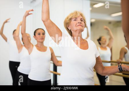 Frauen trainieren Ballettbewegungen im Trainingsraum Stockfoto