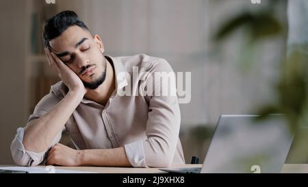 Schläfrig müde hispanic Mann Mitarbeiter männlich Geschäftsmann Träumer schlafen zu Hause Büro Arbeitsplatz Nappen hat Ruhe arabischen faul Student überwältigt Stockfoto