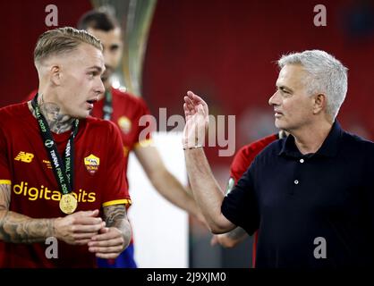 Tirana, Albanien. 25.. Mai 2022. TIRANA - (lr) Rick Karsdorp von AS Roma und AS Roma-Trainer Jose Mourinha nach dem UEFA Conference League-Finale zwischen AS Roma und Feyenoord in der Arena Kombetare am 25. Mai 2022 in Tirana, Albanien. ANP PIETER STAM DE YOUNG Credit: ANP/Alamy Live News Stockfoto