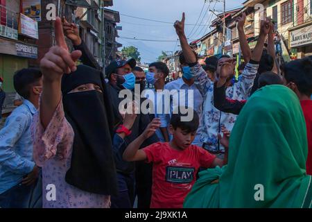 Srinagar, Indien. 24.. Mai 2022. Während einer Demonstration gegen die Verurteilung des kaschmirischen Separatistenführers Yasir Malik chören Demonstranten in Kaschmir pro-freiheitsfreundliche Slogans. Das indische Gericht verurteilte den Führer zu lebenslanger Haft, nachdem er ihn des Terrorismus und der Aufruhr schuldig gesprochen hatte, die zu Zusammenstößen und einer teilweisen Schließung von Unternehmen im von Indien kontrollierten Teil des umstrittenen Kaschmirs geführt hatten. (Foto von Faisal Bashir/SOPA Images/Sipa USA) Quelle: SIPA USA/Alamy Live News Stockfoto