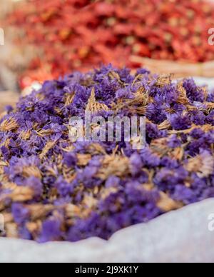 Getrocknete lila Blumen auf dem Markt von Ägypten Stockfoto