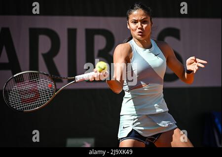 Paris, Frankreich. 25.. Mai 2022. EMMA RADUCANU aus Großbritannien während des Tages vier des French Open Grand Slam Tennisturniers im Roland-Garros Stadion. (Bild: © Matthieu Mirville/ZUMA Press Wire) Bild: ZUMA Press, Inc./Alamy Live News Stockfoto