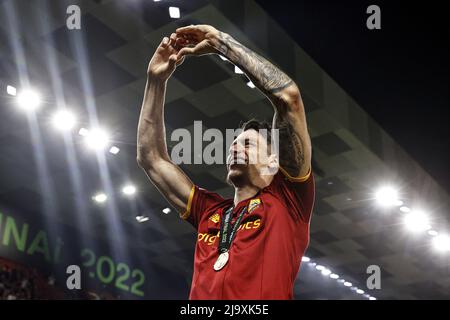 Tirana, Albanien. 25.. Mai 2022. TIRANA - Lorenzo Pellegrini von AS Roma feiert den Sieg beim UEFA Conference League Finale zwischen AS Roma und Feyenoord am 25. Mai 2022 in der Arena Kombetare in Tirana, Albanien. ANP MAURICE VAN STEEN Kredit: ANP/Alamy Live Nachrichten Stockfoto