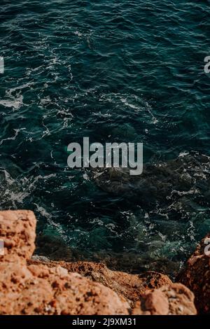 Steinklippen im Meer Stockfoto