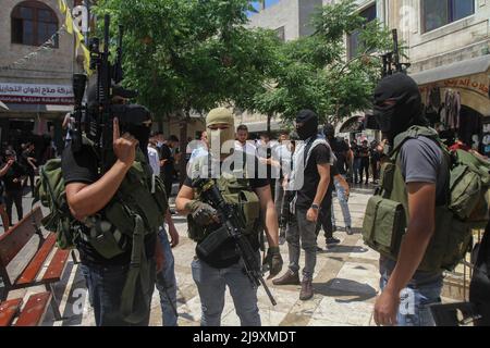 12. Mai 2022, Nablus, Westbank, Palästina: Maskierte palästinensische Schützen nehmen an der Beerdigung des 16-jährigen palästinensischen Jungen Ghaith Yamen Teil, der von der israelischen Armee getötet wurde, während er jüdische Siedler beschützte, die in der Stadt Nablus im besetzten Westjordanland zu Josephs Grab kamen, um talmudische Gebete zu verrichten. (Bild: © Nasser Ishtayeh/SOPA Images via ZUMA Press Wire) Stockfoto