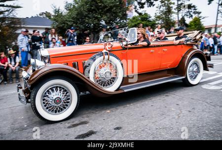 Die Veranstaltung Pebble Beach Concours d'Elegance auf der Ocean Avenue in Carmel-by-the-Sea während der Monterey Car Week Stockfoto