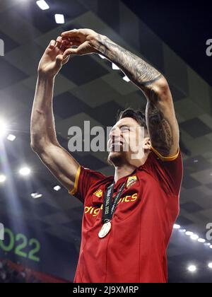 Tirana, Albanien. 25.. Mai 2022. TIRANA - Roger Ibanez von AS Roma feiert den Sieg beim UEFA Conference League Finale zwischen AS Roma und Feyenoord am 25. Mai 2022 in der Arena Kombetare in Tirana, Albanien. ANP MAURICE VAN STEEN Kredit: ANP/Alamy Live Nachrichten Stockfoto