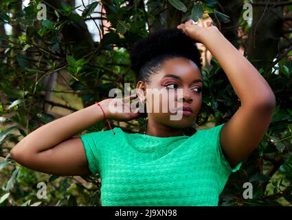 Nahaufnahme afroamerikanische Frau im Park Stockfoto