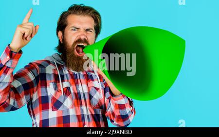 Bärtiger Mann mit Lautsprecher aus Papier. Redefreiheit. Zensur. Werbe- und Informationskonzept. Stockfoto